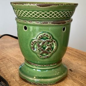 Scentsy Retired Celtic Love knot warmer. Complete with lightbulb. St. Patricks